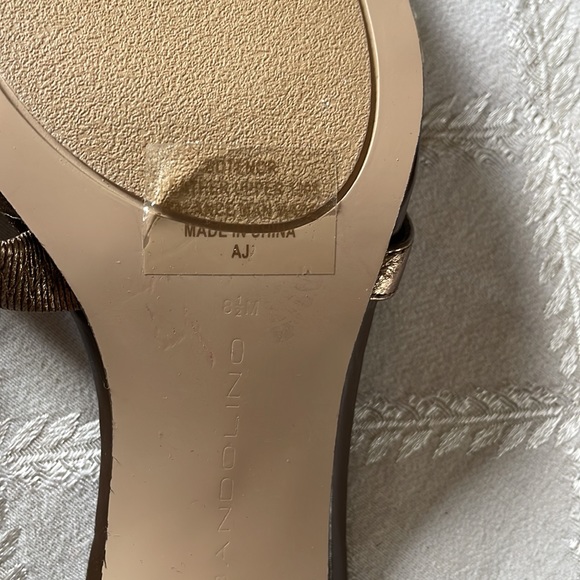 Bandolino Heel Sandal, shiny leather, like new, size 8.5 - Picture 9 of 10